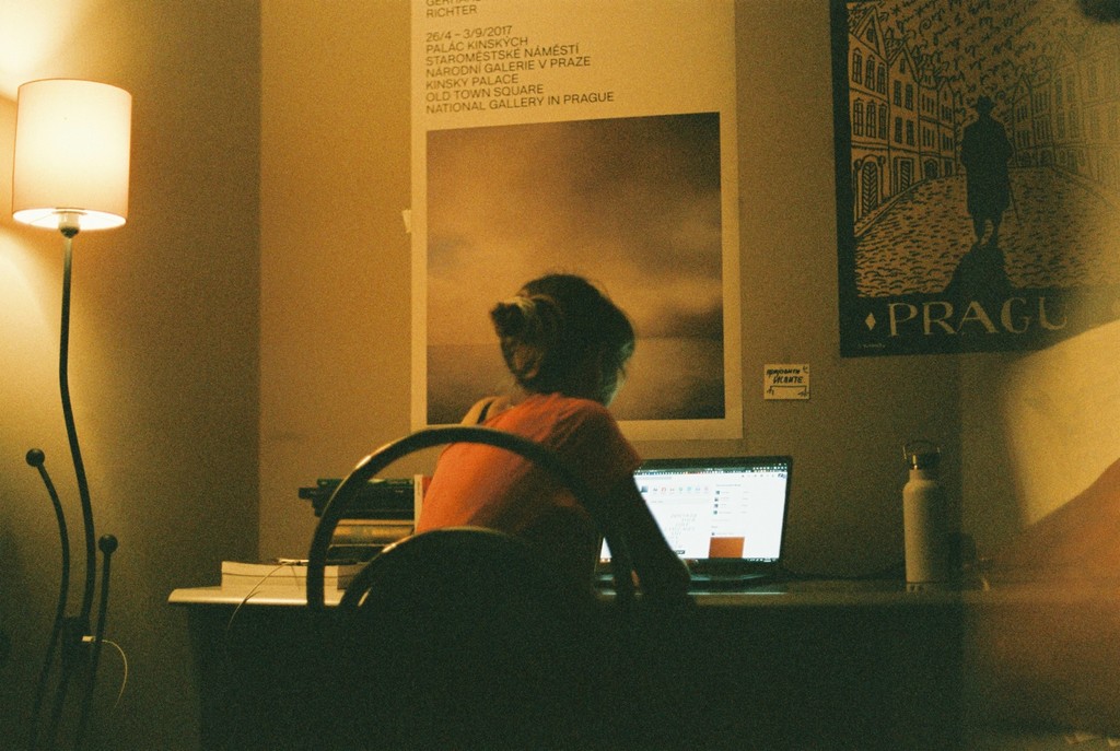 Persona escribiendo durante el taller online